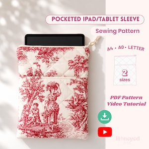 Puede incluir: Una funda de tela acolchada para iPad o tableta con un patrón toile de jouy en rojo y blanco y un bolsillo frontal. El texto incluye POCKETED IPAD/TABLET SLEEVE, Sewing Pattern, A4, A0, LETTER, 2 sizes, PDF Pattern y Video Tutorial.