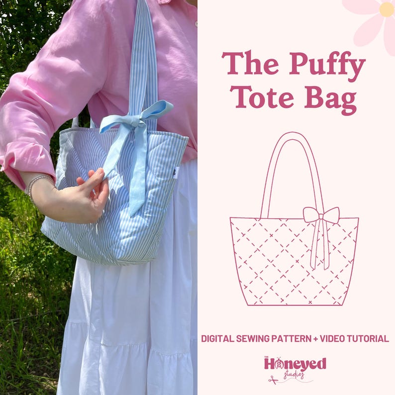 Puede incluir: Una bolsa de mano de rayas azules y blancas con un dise&ntilde;o acolchado hinchado. La bolsa tiene una cinta azul atada en un lazo en el asa. La bolsa est&aacute; etiquetada como "The Puffy Tote Bag" y "Digital Sewing Pattern + Video Tutorial".