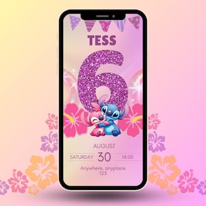 Op de afbeelding: Digitale uitnodiging op een smartphonescherm. Het ontwerp toont de naam "TESS" boven een groot, glinsterend paars getal "6". Daaronder omarmen de personages Stitch en Angel elkaar. De datum "30 augustus" wordt weergegeven, samen met de tijd en locatie.