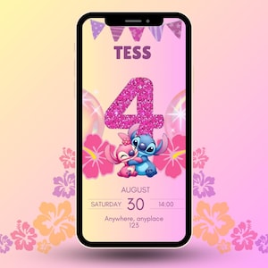 Op de afbeelding: Digitale verjaardagsuitnodiging op een smartphonescherm. Het ontwerp toont de naam "TESS" boven een glitterroze "4". Stitch en Angel omarmen elkaar eronder. De datum is 30 augustus.