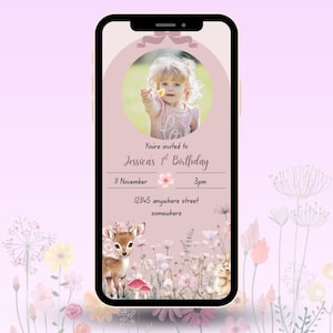 Op de afbeelding: Digitale uitnodiging voor Jessica's 1e verjaardag op een smartphonescherm. Het ontwerp bevat een foto van een kind, bloemenillustraties en evenementdetails. De uitnodiging is in roze en beige tinten.