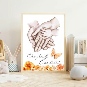 Cartel familiar “Una familia – Un corazón” | Lámina artística A4 con manos de bebé y padre | Mural amoroso para nacimiento, bautizo o celebración familiar