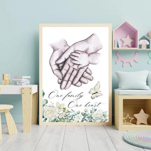 Cartel familiar “Una familia – Un corazón” | Lámina artística A4 con manos de bebé y padre | Mural amoroso para nacimiento, bautizo o celebración familiar