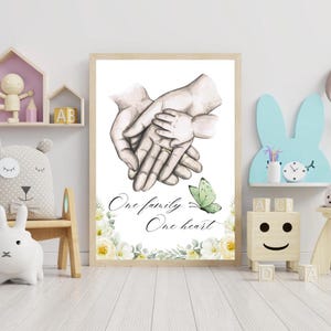 Cartel familiar “Una familia – Un corazón” | Lámina artística A4 con manos de bebé y padre | Mural amoroso para nacimiento, bautizo o celebración familiar