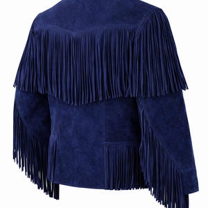 Puede incluir: Chaqueta de ante azul marino con largos flecos. La chaqueta presenta flecos en la espalda y las mangas, con cuello cl&aacute;sico y cierre de botones. La vista trasera muestra el dise&ntilde;o de la chaqueta.