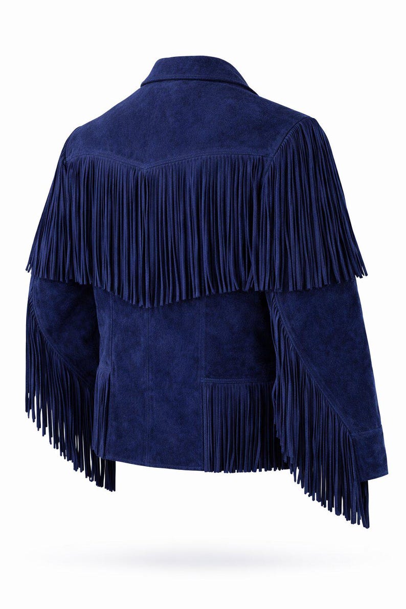 Puede incluir: Chaqueta de ante azul marino con largos flecos. La chaqueta presenta flecos en la espalda y las mangas, con cuello cl&aacute;sico y cierre de botones. La vista trasera muestra el dise&ntilde;o de la chaqueta.