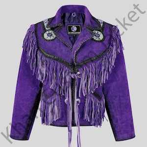 Puede incluir: Chaqueta de ante morado vibrante con flecos decorativos en el pecho, las mangas y la espalda. La chaqueta presenta intrincados abalorios en los hombros y un cuello con muescas. Cierre de botón y etiqueta "Genuine Leather".
