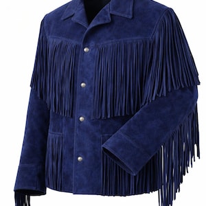 Puede incluir: Chaqueta de ante azul marino con flecos. La chaqueta presenta un cuello cl&aacute;sico, botones plateados y flecos en el pecho, la espalda y las mangas. Tiene dos bolsillos delanteros y un corte entallado, ofreciendo una est&eacute;tica de inspiraci&oacute;n western.