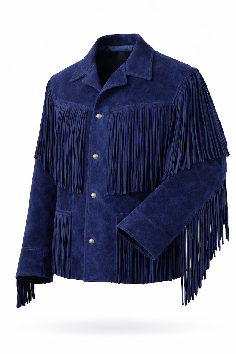 Puede incluir: Chaqueta de ante azul marino con flecos. La chaqueta presenta un cuello cl&aacute;sico, botones plateados y flecos en el pecho, la espalda y las mangas. Tiene dos bolsillos delanteros y un corte entallado, ofreciendo una est&eacute;tica de inspiraci&oacute;n western.