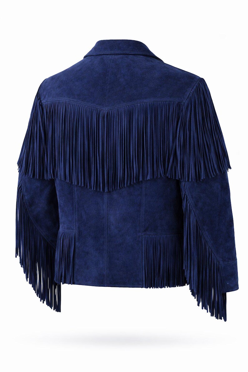 Puede incluir: Chaqueta de ante azul marino con flecos. La chaqueta presenta flecos en la espalda y las mangas, y un cuello cl&aacute;sico. La prenda es de color liso y tiene un corte entallado, adecuado para un estilo western o bohemio.