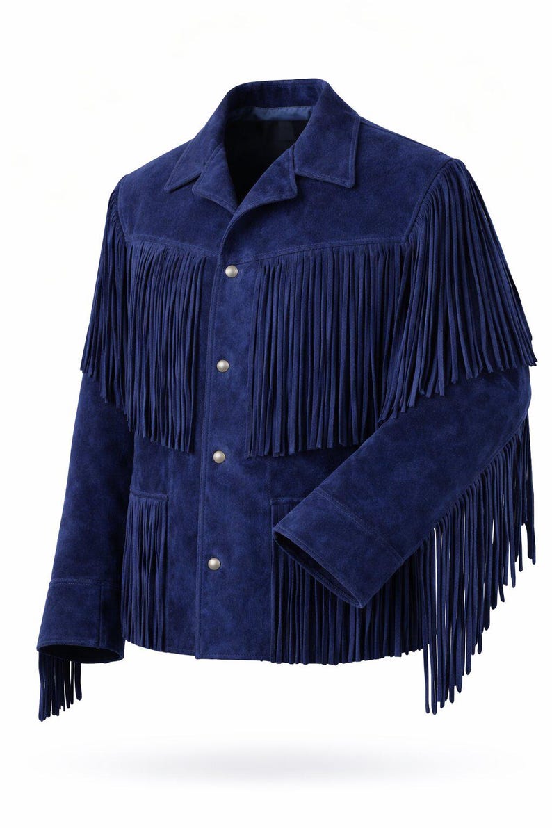 Puede incluir: Chaqueta de ante azul marino con flecos. La chaqueta presenta un cuello cl&aacute;sico, tres botones plateados y dos bolsillos delanteros. Los flecos est&aacute;n en el pecho, la espalda y las mangas. Una prenda elegante de inspiraci&oacute;n western.