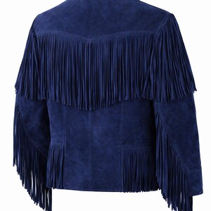 Puede incluir: Chaqueta de ante azul marino con flecos. La chaqueta presenta flecos en la parte trasera, las mangas y los bolsillos. El cuello es de estilo cl&aacute;sico. Esta chaqueta de inspiraci&oacute;n western es una opci&oacute;n de abrigo elegante.