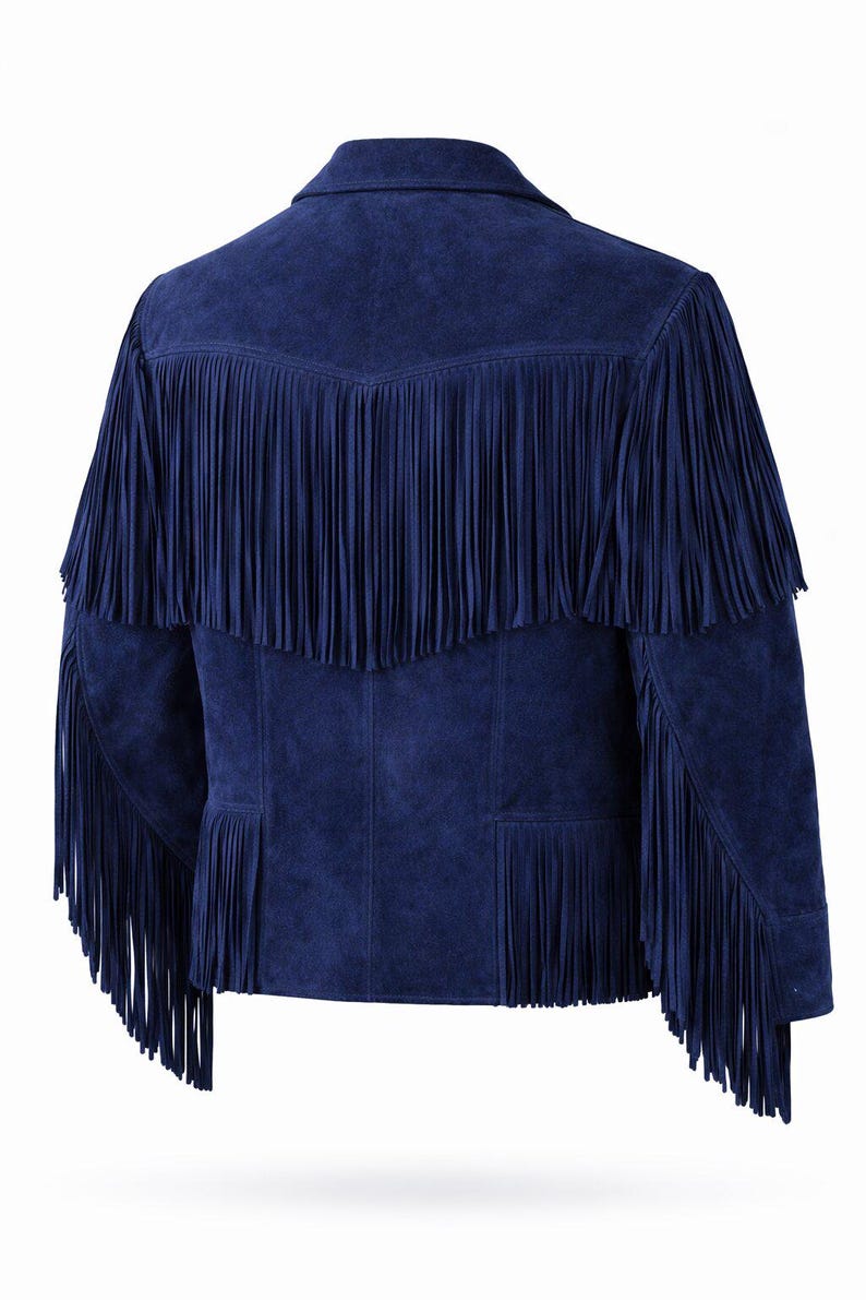Puede incluir: Chaqueta de ante azul marino con flecos. La chaqueta presenta flecos en la parte trasera, las mangas y los bolsillos. El cuello es de estilo cl&aacute;sico. Esta chaqueta de inspiraci&oacute;n western es una opci&oacute;n de abrigo elegante.