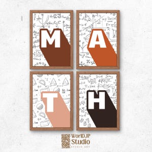 Puede incluir: Cuatro cuadros de pared dispuestos en cuadrícula, cada uno con una letra blanca M, A, T o H con una larga sombra de color. Los fondos muestran fórmulas matemáticas, formas geométricas y ecuaciones en negro sobre blanco.