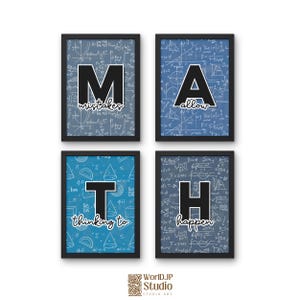 Könnte beinhalten: Vier gerahmte Wandbilder mit blauem Tafelhintergrund, weißen mathematischen Formeln und geometrischen Diagrammen. Jeder Druck zeigt einen großen schwarzen Buchstaben, der M, A, T, H buchstabiert, mit den Wörtern mistakes, allow, thinking to, happen.