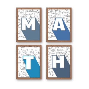 Pode incluir: Quatro impressões emolduradas que soletram "MATH". Cada impressão apresenta uma letra branca com uma sombra azul, em um fundo de equações e diagramas matemáticos. As molduras são de cor marrom quente.