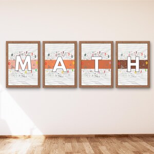 Puede incluir: Cuatro impresiones enmarcadas que deletrean "MATH" en letras blancas grandes. Cada impresión tiene un marco marrón y presenta un fondo de símbolos matemáticos y números. Una franja horizontal naranja atraviesa el centro de cada impresión.