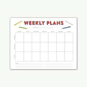 Op de afbeelding: Een witte weekplanner met de woorden "WEEKLY PLANS" in rood en blauw. De planner heeft een raster voor elke dag van de week, met secties voor ochtend, middag en avond. Gekleurde potloden staan bovenaan.