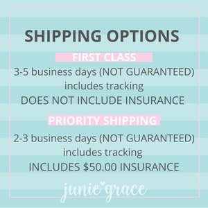 Pode incluir: Um gr&aacute;fico listrado rosa e azul com o texto "SHIPPING OPTIONS" em preto. O texto "FIRST CLASS" est&aacute; em rosa e o texto "PRIORITY SHIPPING" est&aacute; em rosa. O texto "3-5 dias &uacute;teis (N&Atilde;O GARANTIDO) inclui rastreamento N&Atilde;O INCLUI SEGURO" est&aacute; em preto. O texto "2-3 dias &uacute;teis (N&Atilde;O GARANTIDO) inclui rastreamento INCLUI SEGURO DE &euro; 50,00" est&aacute; em preto. O texto "junie grace" est&aacute; em rosa.