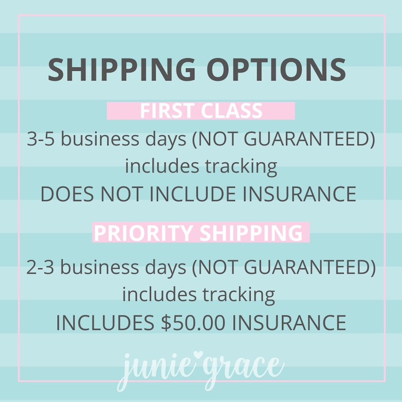Pode incluir: Um gr&aacute;fico listrado rosa e azul com o texto "SHIPPING OPTIONS" em preto. O texto "FIRST CLASS" est&aacute; em rosa e o texto "PRIORITY SHIPPING" est&aacute; em rosa. O texto "3-5 dias &uacute;teis (N&Atilde;O GARANTIDO) inclui rastreamento N&Atilde;O INCLUI SEGURO" est&aacute; em preto. O texto "2-3 dias &uacute;teis (N&Atilde;O GARANTIDO) inclui rastreamento INCLUI SEGURO DE &euro; 50,00" est&aacute; em preto. O texto "junie grace" est&aacute; em rosa.