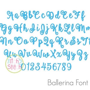 Op de afbeelding: Een blauw cursief lettertype alfabet met hoofdletters en kleine letters, cijfers 0-9 en de tekst "Ballerina Font".