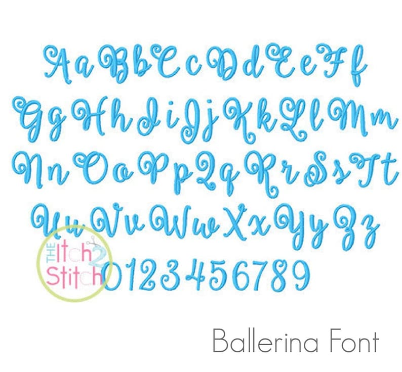 Op de afbeelding: Een blauw cursief lettertype alfabet met hoofdletters en kleine letters, cijfers 0-9 en de tekst "Ballerina Font".
