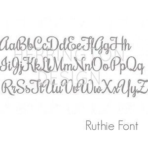 Op de afbeelding: Een alfabet in een cursief lettertype, met elke letter in hoofdletters weergegeven. Het lettertype heet "Ruthie Font".