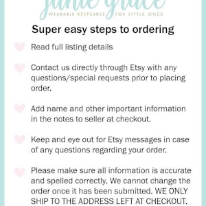 Pode incluir: Um gr&aacute;fico rosa e branco com o texto "junie grace WEARABLE KEEPSAKES FOR LITTLE ONES" e uma lista de etapas para fazer um pedido. As etapas incluem ler os detalhes da listagem, entrar em contato com o vendedor por meio do Etsy com qualquer d&uacute;vida, adicionar informa&ccedil;&otilde;es importantes nas notas ao vendedor no checkout, ficar de olho nas mensagens do Etsy e garantir que todas as informa&ccedil;&otilde;es sejam precisas e estejam escritas corretamente. O gr&aacute;fico tamb&eacute;m inclui o texto "WE ONLY SHIP TO THE ADDRESS LEFT AT CHECKOUT."