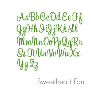 Op de afbeelding: Een groen alfabet in een cursief lettertype, met de tekst "Sweetheart Font" eronder.