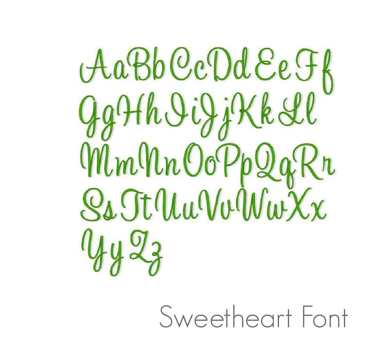 Op de afbeelding: Een groen alfabet in een cursief lettertype, met de tekst "Sweetheart Font" eronder.