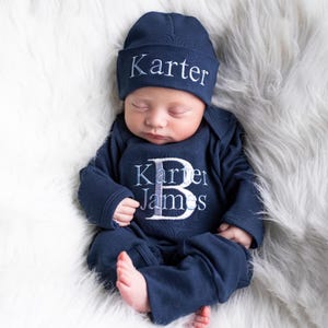 Newborn Boy Clothes Newborn Boy Coming Home Outfit Baby Boy Gift Newborn Boy Outfit Monogrammed Baby Boy Outfit Newborn Hat Newborn Gift imagem 3