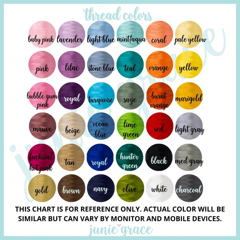 Op de afbeelding: Kleurenkaart met garenkleuren en namen voor elke kleur. De kleuren omvatten babyroze, lavendel, lichtblauw, mintgroen, koraal, lichtgeel, roze, lila, steenblauw, teal, oranje, geel, bubblegumroze, koninklijk blauw, turquoise, salie, gebrande oranje, goudsbloem, mauve, beige, oceaanblauw, limoengroen, rood, lichtgrijs, fuchsia, roze, bruin, koninklijk blauw, jagergroen, zwart, middelgrijs, goud, bruin, marineblauw, olijf, wit en antraciet.