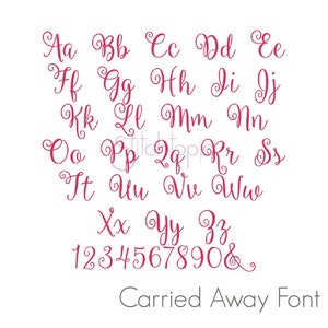 Op de afbeelding: Een lettertype-alfabetkaart met de letters A tot en met Z en de cijfers 1 tot en met 0 in een roze cursief lettertype. De tekst "Carried Away Font" staat onderaan de kaart.
