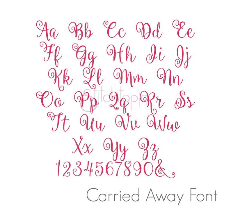 Op de afbeelding: Een lettertype-alfabetkaart met de letters A tot en met Z en de cijfers 1 tot en met 0 in een roze cursief lettertype. De tekst "Carried Away Font" staat onderaan de kaart.