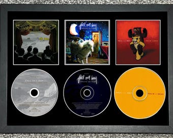 Fall Out Boy / From Under The Cork Tree / Infinity On High / Folie A Deux / Exhibidor de pared triple de CD retro / Marco no incluido /