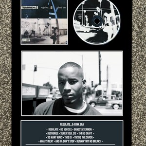 Puede incluir: Una presentación enmarcada del álbum "Regulate... G-Funk Era" de Warren G. La presentación incluye la portada del álbum, un CD y una foto en blanco y negro de Warren G. La lista de canciones y el año de lanzamiento también son visibles.
