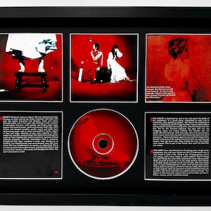 Puede incluir: Obra de arte enmarcada con un esquema de color rojo y negro. La obra de arte incluye múltiples imágenes, un CD y texto. Las imágenes representan figuras en varias poses. El CD es rojo con un agujero central. El marco es negro.