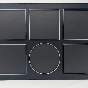 Könnte beinhalten: Ein schwarzer Mehrfachrahmen mit sechs Öffnungen: fünf quadratische und eine kreisförmige. Jede Öffnung hat einen weißen Rand. Der Rahmen ist für mehrere Fotos oder Kunstwerke konzipiert und bietet eine stilvolle Präsentationsoption.