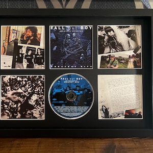 Fall Out Boy | Maiores Sucessos | Expositor de CD de parede retrô | Moldura não incluída |