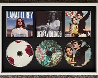 Lana Del Rey | Geboren um zu sterben | Ultraviolett | NFR | Retro Triple CD Wand-Display | Rahmen nicht enthalten |