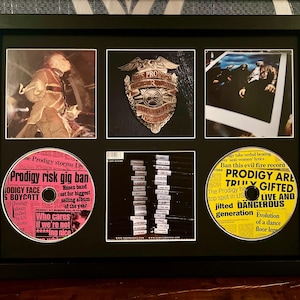 The Prodigy | Their Law: The Singles | Expositor de parede para CD duplo retrô | Moldura não incluída |