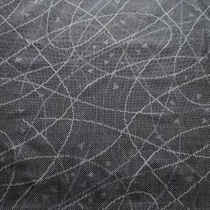 以下が含まれることがあります： 白と水色の交差する線と円の繰り返し模様が特徴の濃いグレーの生地。生地は質感があり、黒い縁取りがあります。デザインは動きと奥行きを感じさせます。