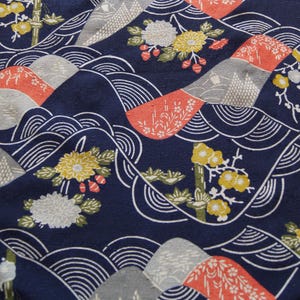 ヴィンテージの日本の紬シルク生地、紺色の扇と波模様の着物生地
