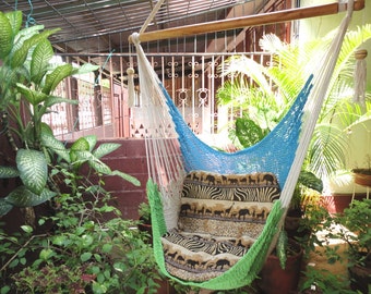 Chaise suspendue beige turquoise et vert clair