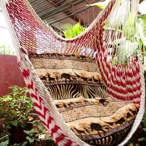 Bulico Red and White Hanging Hammock Chair – Elegant Design in Natural Cotton and Wood for Indoor and Outdoor Use