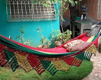 Hamac double coloré avec frange pointue. Fabriqué avec du coton naturel.