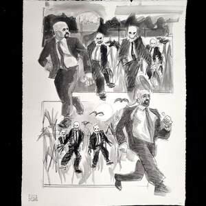 Una pagina di un uomo in giacca e cravatta con uno spaventapasseri che corre attraverso un campo di grano da Zombie Scarecrow (fornito con graphic novel)