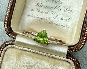 Vintage Solitaire Peridot Ring | 9ct Solid Yellow Gold | Fully Hallmarked