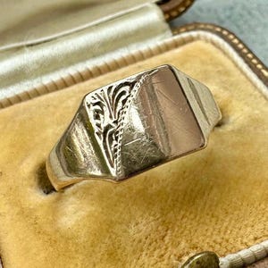 Vintage 9ct Gold Signet Ring | Hallmarked 1984 | Corner Scroll Design