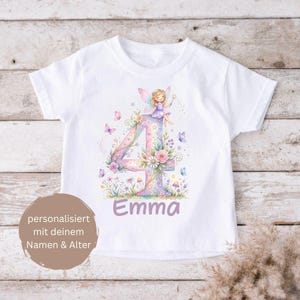 Può includere: T-shirt bianca con un design floreale con il numero 4 e il nome "Emma". Una fata con le ali è seduta sul numero. Farfalle e fiori circondano il numero. È visibile anche il testo "personalizzato con il tuo nome e la tua età".